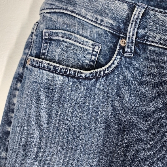 NYDJ MARILYN STRAIGHT LIFT X TUCK TECHNOLOGY DISTRESSED ROLLED HEM JEANS - Picture 3 of 8